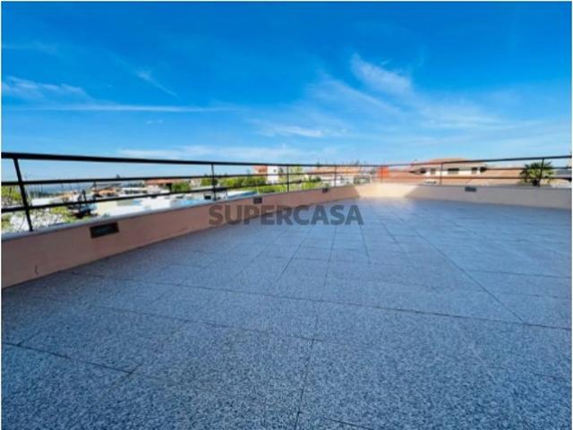 Apartamento T3 com terraço junto à EN1 em Santa Maria da Feira
