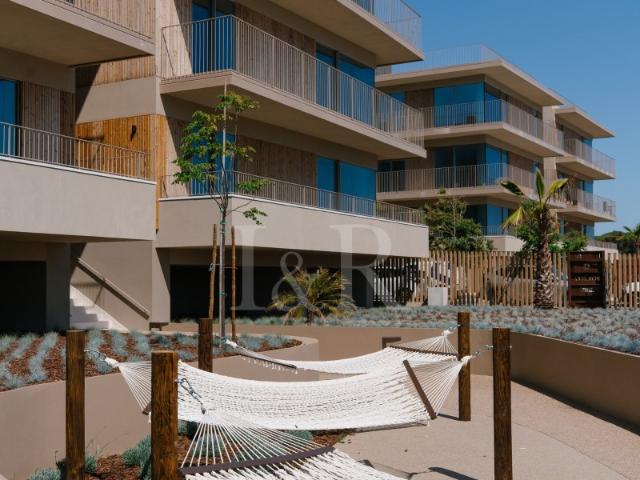 Apartamento T3 com terraço junto ao mar na Quarteira, Algarve