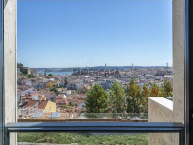 Apartamento T3 com terraço na Graça, em Lisboa
