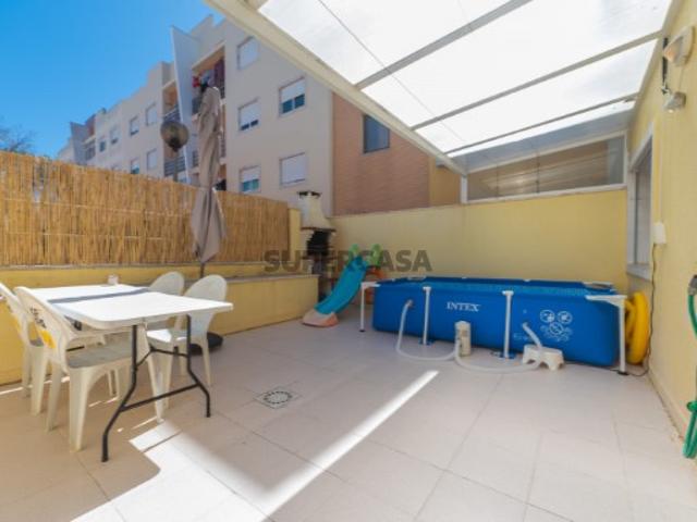 Apartamento T3 com terraço, parqueamento para 2 viaturas e arrecadação | São Domingos de Rana