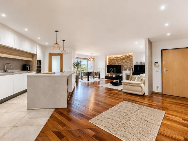 Apartamento T3 com Terraço, Piscina e Garagem – A 200 Metros da Praia