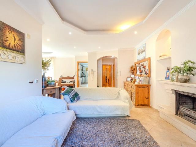 Apartamento T3 com três suítes, quintal com zona de lazer e BBQ, garagem e arrecadação!