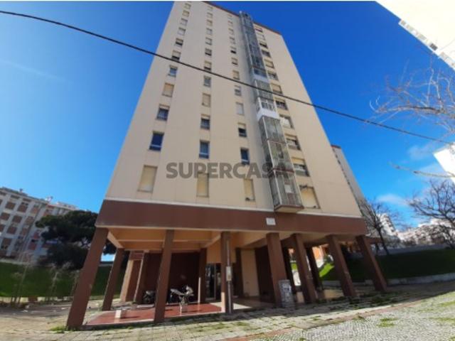 Apartamento T3, com uma área total de 83 m², situado na freguesia do Feijó