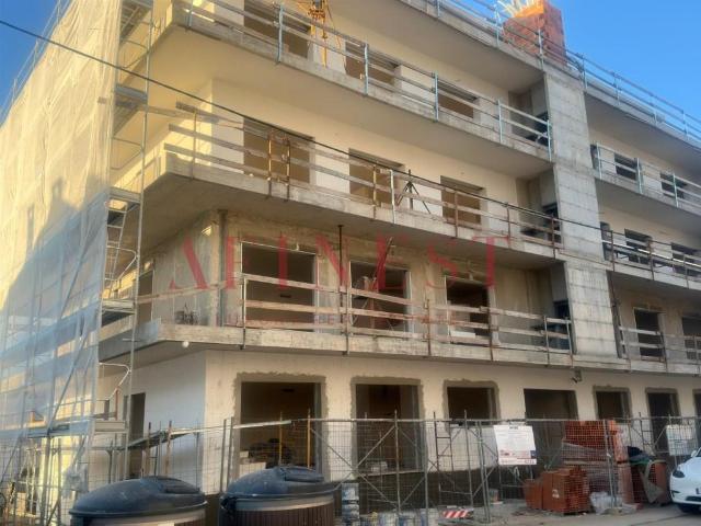 Apartamento T3 Com Varanda A Rodear A Casa, Garagem E Arreca. 95m² Amora