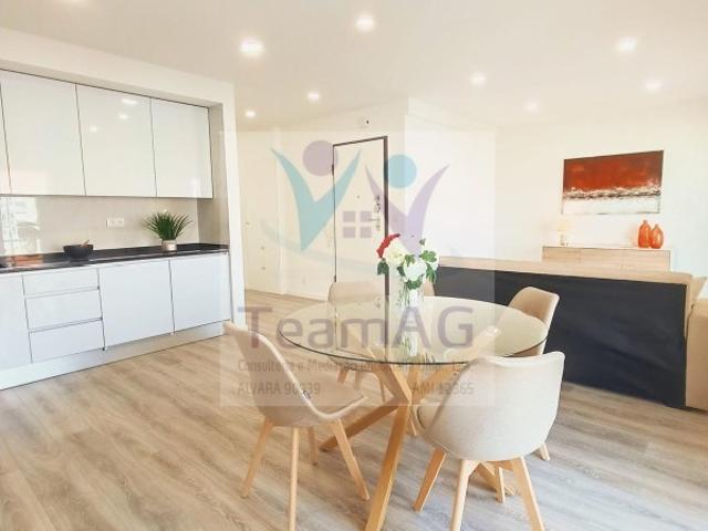 Apartamento T3 com varanda aberta, recuperado, perto C. C. Colombo