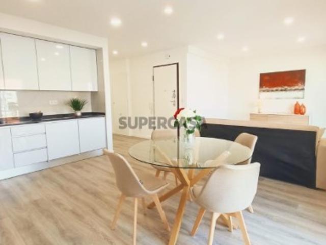 Apartamento T3 com varanda aberta, recuperado, perto C. C. Colombo