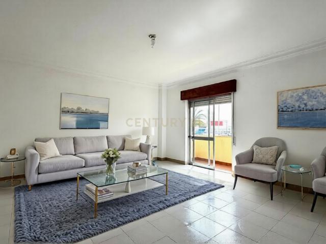 Apartamento T3 com Varanda e Arrecadação, no Centro do Pinhal Novo