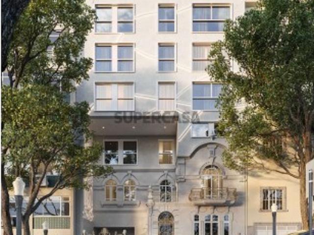 Apartamento T3 com varanda e estacionamento na Avenida da Liberdade