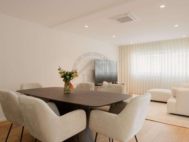 Apartamento T3 com varanda e estacionamento nas Avenidas Nov. 155m² Avenidas Novas
