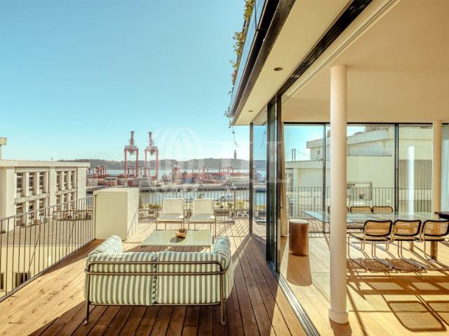 Apartamento T3 com varanda e estacionamento, no Lumia, Lisboa