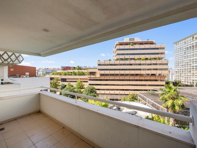 Apartamento T3 com varanda e estacionamento no Saldanha Residence
