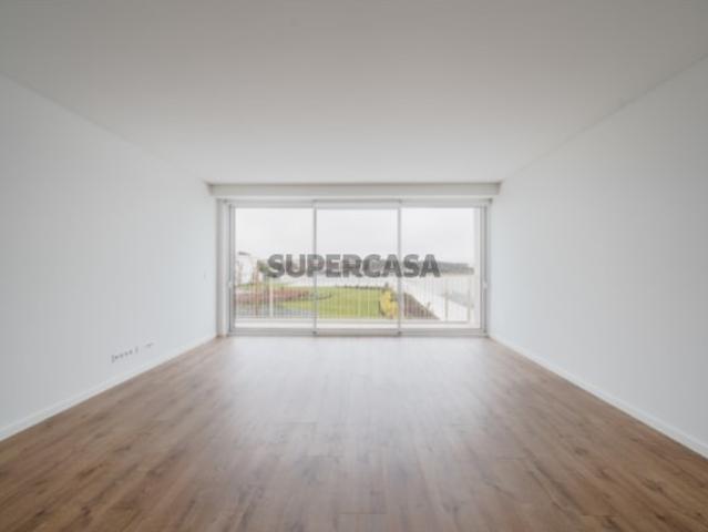 Apartamento T3, com varanda e estacionamento, no Seixal