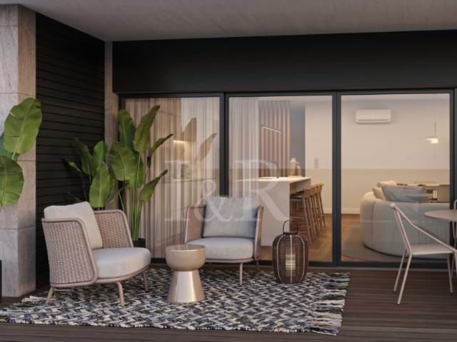 Apartamento T3 com varanda e estacionamento em Caxias