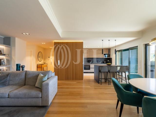 Apartamento T3, com varanda e estacionamento, em Lisboa