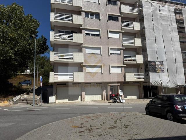 Apartamento T3 com Varanda e Garagem