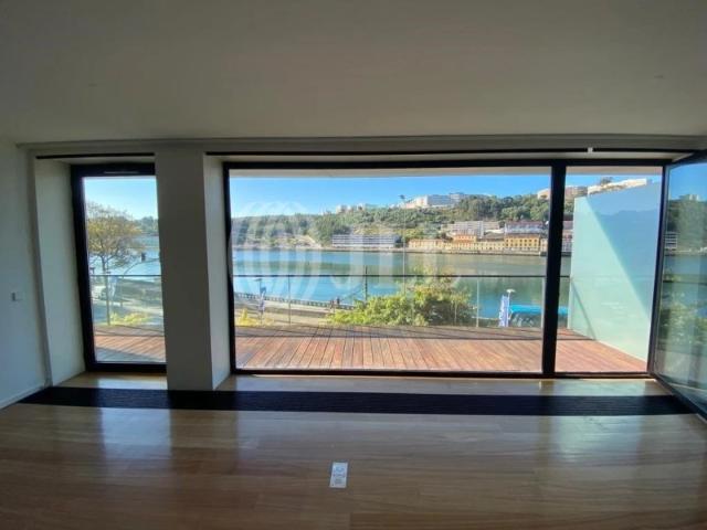 Apartamento T3, com varanda e garagem dupla, Porto