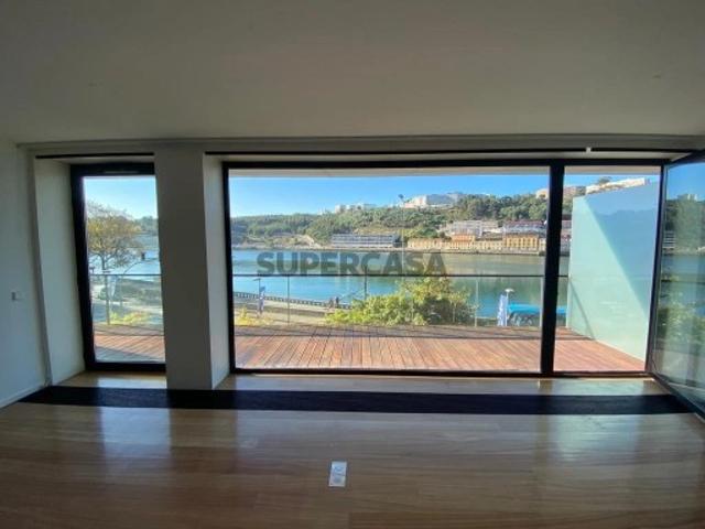 Apartamento T3, com varanda e garagem dupla, Porto