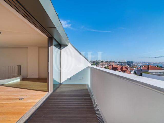 Apartamento T3 com varanda e garagem, em Cascais