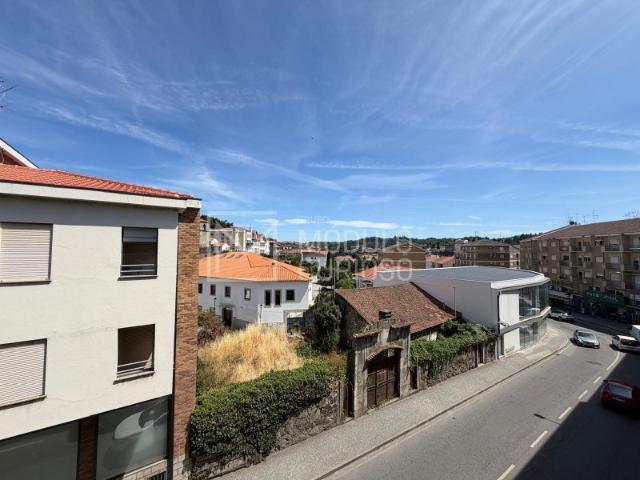 Apartamento T3 com Varanda, Garagem Fechada e Arrumos no Centro de Lamego