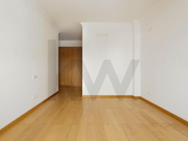 Apartamento T3 com varanda e garagem no L Towers, em Paço de Arcos