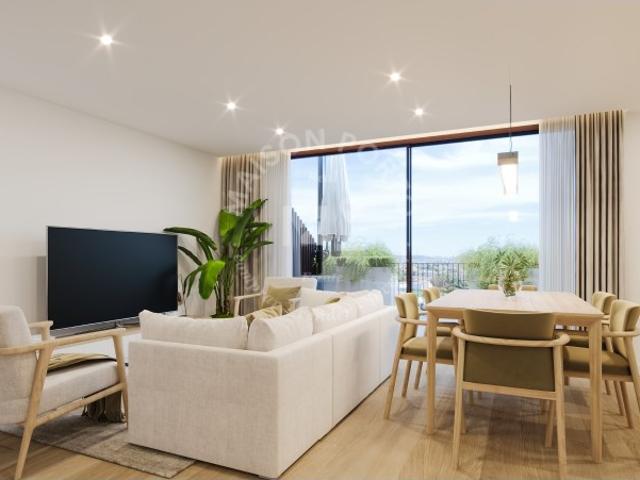 Apartamento T3 com Varanda e Garagem, na Rua de Brito Capelo, Porto