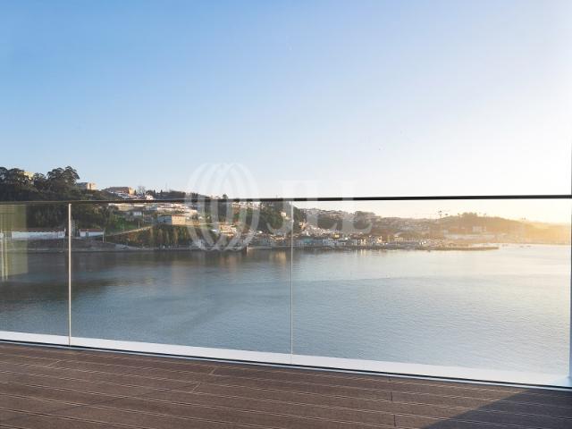 Apartamento T3 com varanda e vista rio, na Arrábida, Porto