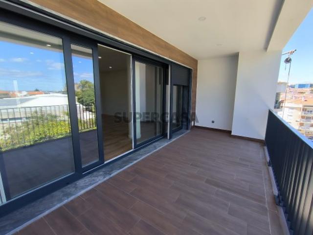 Apartamento T3 com Varanda em Almada