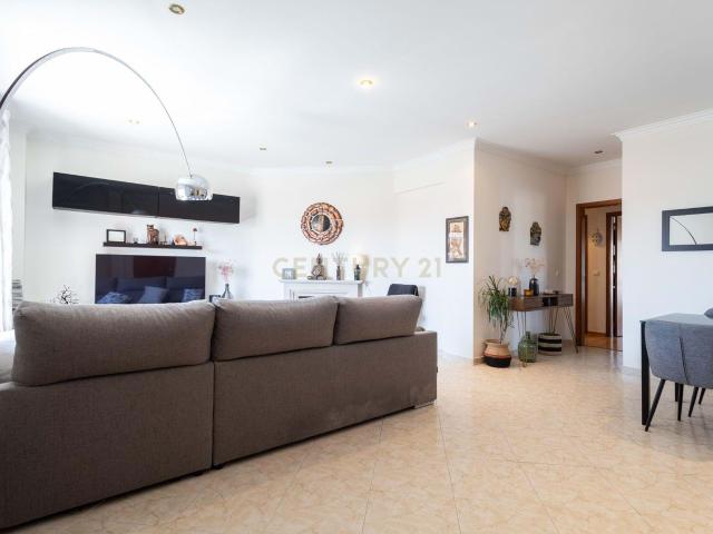 Apartamento T3 com Varanda em Barreiro Oportunidade Única