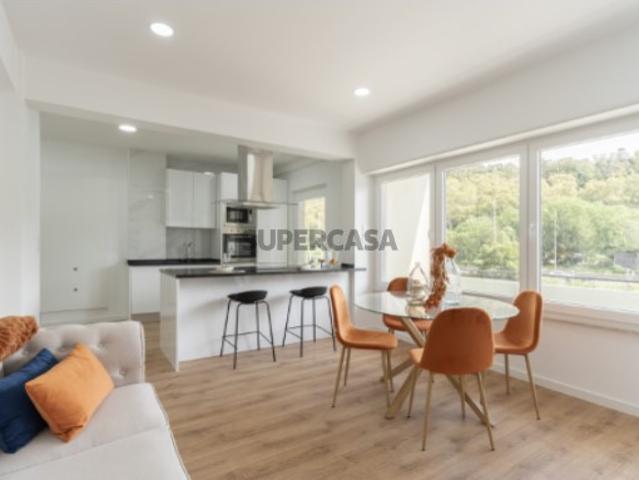Apartamento T3 com varanda, em Benfica, Lisboa