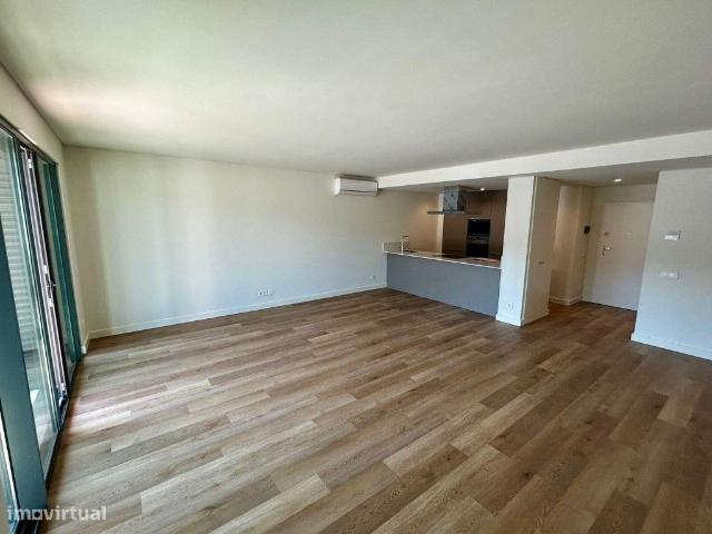 Apartamento T3, com varanda, em Miraflores, Oeiras