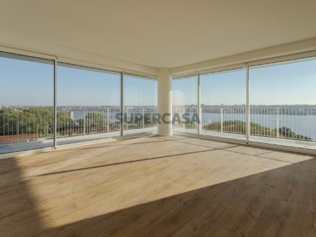 Apartamento T3 com varanda em novo empreendimento no Seixal Setúbal