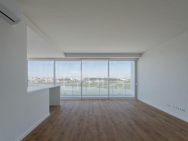 Apartamento T3 com varanda em novo empreendimento no Seixal