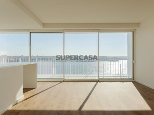 Apartamento T3 com varanda em novo empreendimento no Seixal Setúbal
