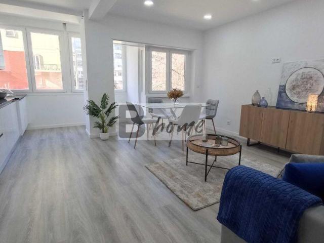Apartamento T3 com Varanda em Remodelação total em Benfica | 26064075325
