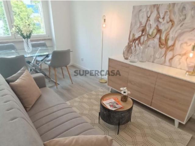 Apartamento T3 com varanda em São Domingos de Benfica