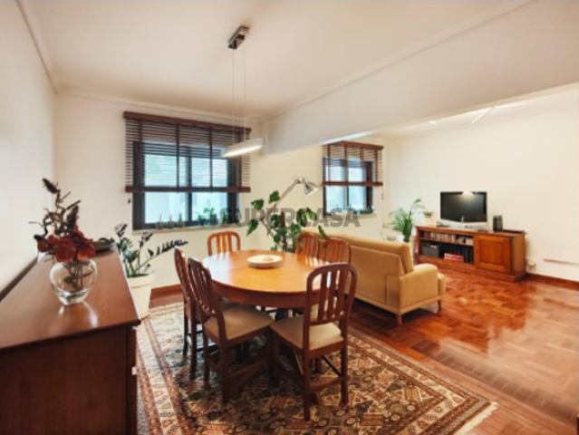 Apartamento T4 com varanda fechada, no centro de Algés
