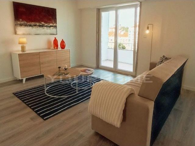 Apartamento T3 com varanda na Rua Professor Santos Lucas em Benfica