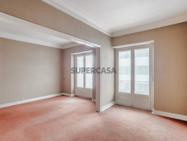 Apartamento T3, com varanda, nas Amoreiras, em Lisboa