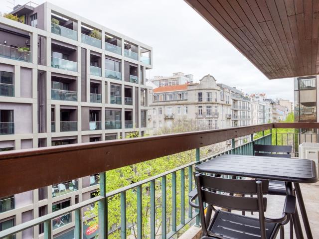 Apartamento T3 com varanda nas Avenidas Novas