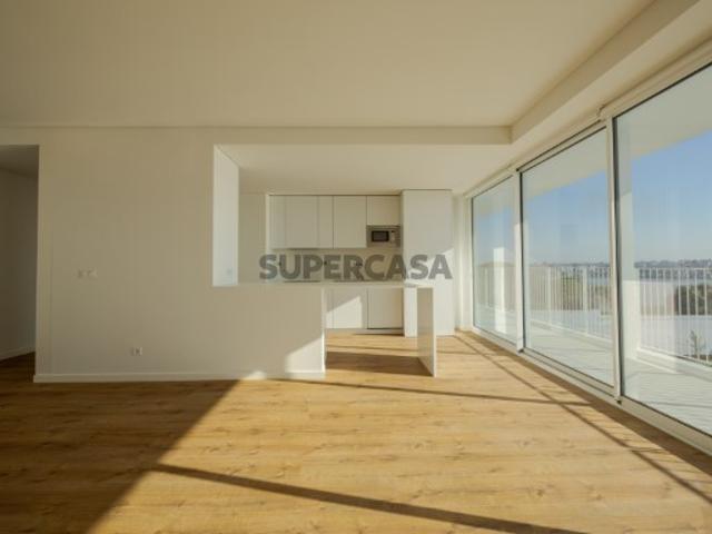 Apartamento T3 com varanda no Seixal