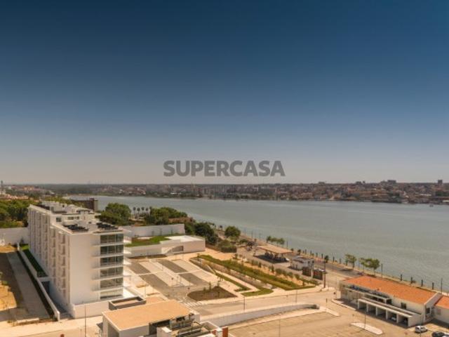 Apartamento T3 com varanda no Seixal