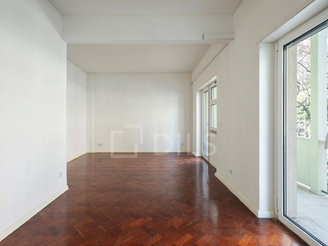 Apartamento T3 com varanda para arrendamento na Avenida 5 de Outubro