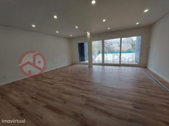 Apartamento T3, com varandas, Cova da Piedade