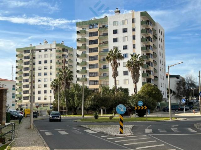 Apartamento T3 com varandas, garagem e arrecadação, situado na Parede