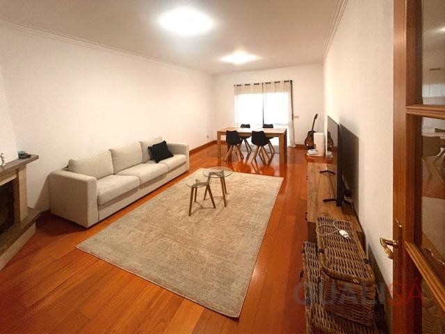 Apartamento T3 com varandas e garagem fechada em Real em Braga