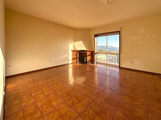 Apartamento T3 com varandas e garagem individual em Póvoa de Lanhoso para arrendamento