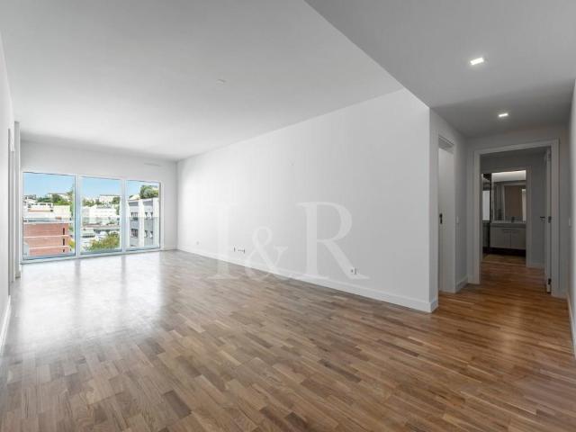 Apartamento T3 com varandins e estacionamento, Av. 5 Outubro. 117m² Alvalade