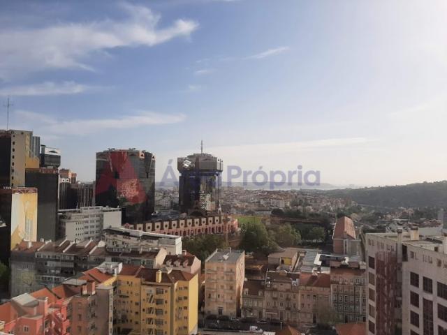 Apartamento T3 com vista desafogada nas Amoreiras / Campolide Lisboa