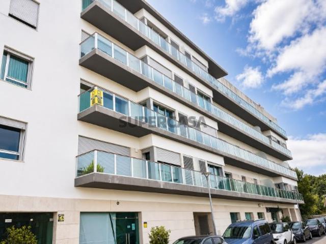 Apartamento T3 com vista e garagem