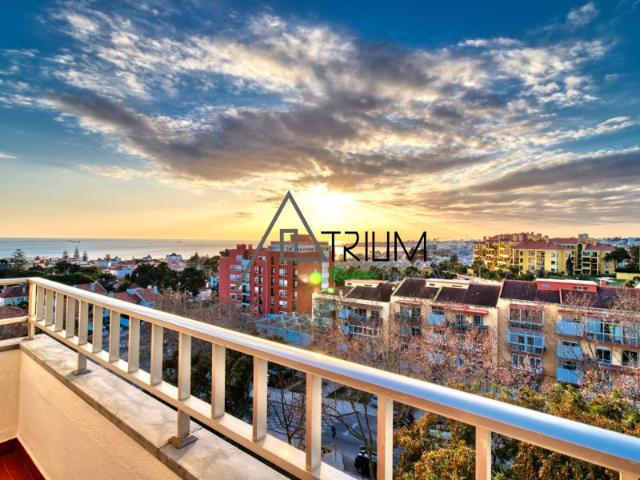 Apartamento T3 exclusivo em São João do Estoril Acorde todos os dias com vista espetacular de mar sobre a baia Cascais aos seus pés